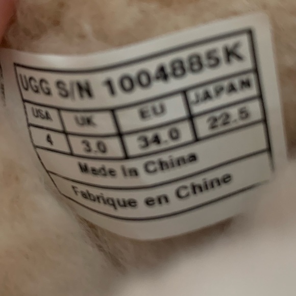 ✨UGGS SHORT CLASSIC BLACK SEQUINED SIZE 4 Kids BOOTS (Size 6 Ladies ) ✨ - Picture 6 of 7